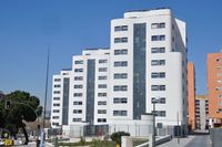 Edificio blanco con terrazas y gran altura